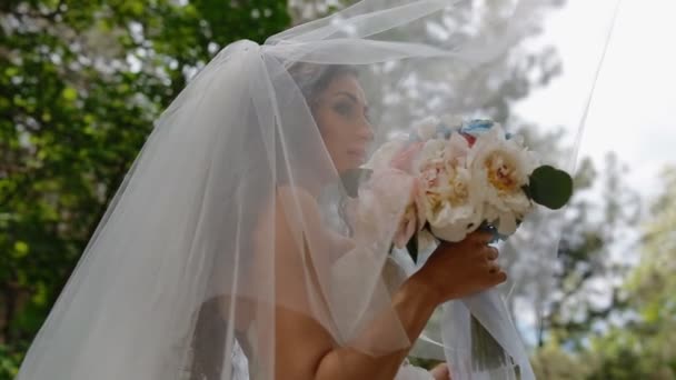 schöne Braut posiert mit Brautstrauß - Filmmaterial, Video