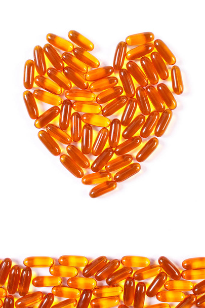 Heart shaped medical pills and capsules on white background, health care concept - Foto, afbeelding