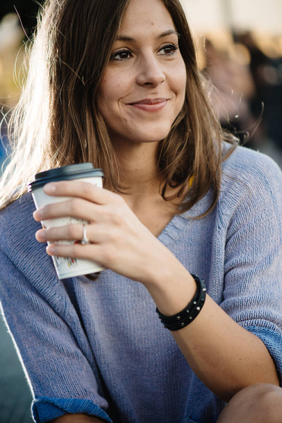 Brunette femme boire en plein air
 - Photo, image