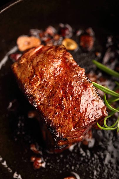 Beef steak on cast iron skillet  - Foto, Bild