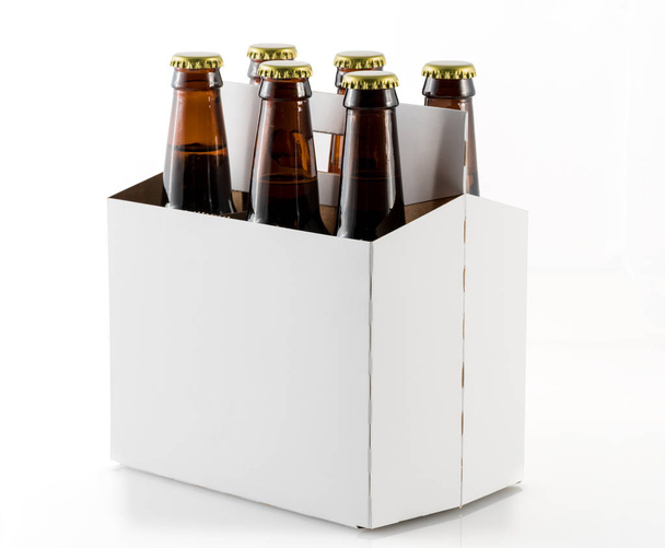 Έξι μπουκάλια μπύρας στην μεταφορέας χαρτονιού - Φωτογραφία, εικόνα
