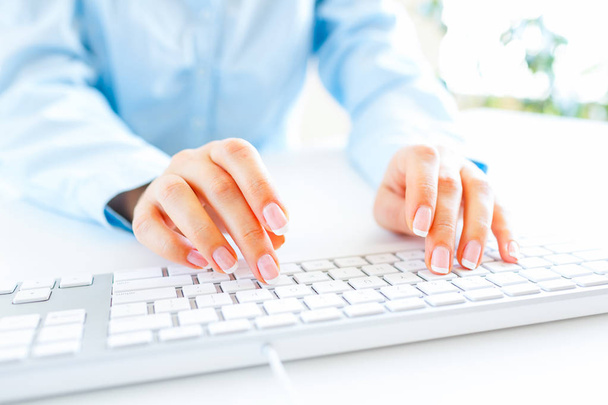 Женщина-офисный работник печатает на клавиатуре
 - Фото, изображение