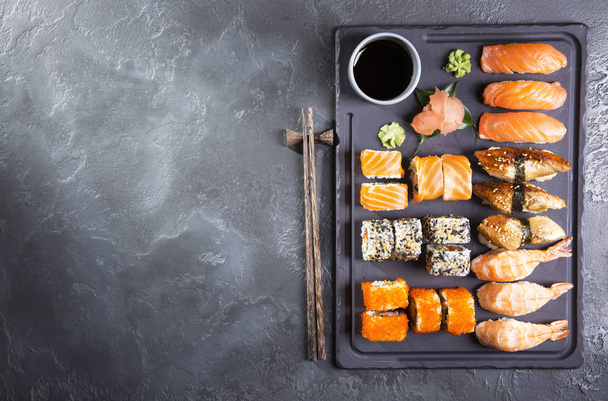 Sushi Set gunkan, nigiri and rolls close up - Foto, Bild