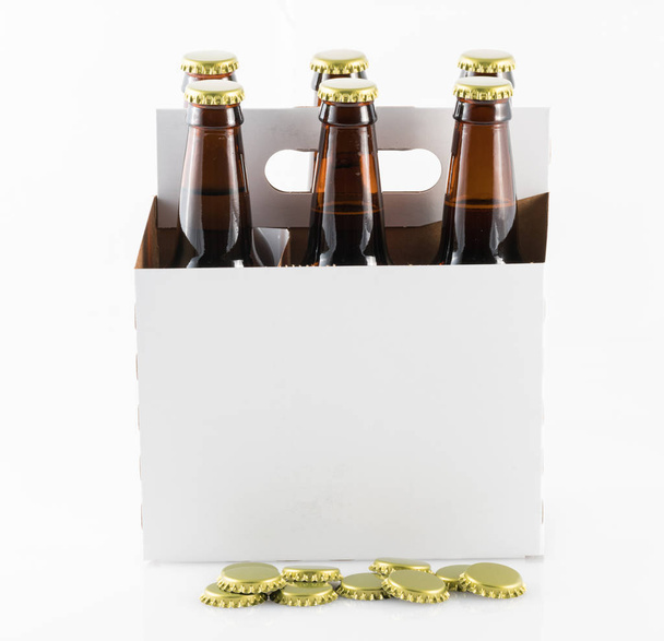 Seis garrafas de cerveja com suporte de papelão
 - Foto, Imagem