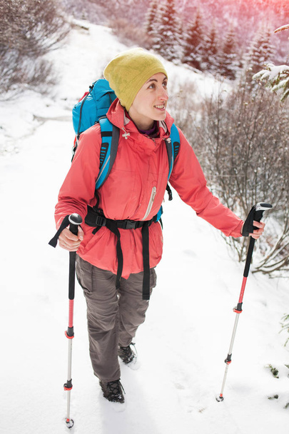 Dziewczynka z plecakiem, chodzenie po śniegu w górach. - Zdjęcie, obraz