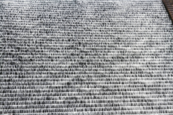 Вода каскадом спускается по плотине Эйвон, Дартмур
 - Фото, изображение