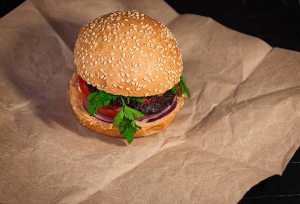 zelfgemaakte rundvlees Hamburger broodje met sesam  - Foto, afbeelding