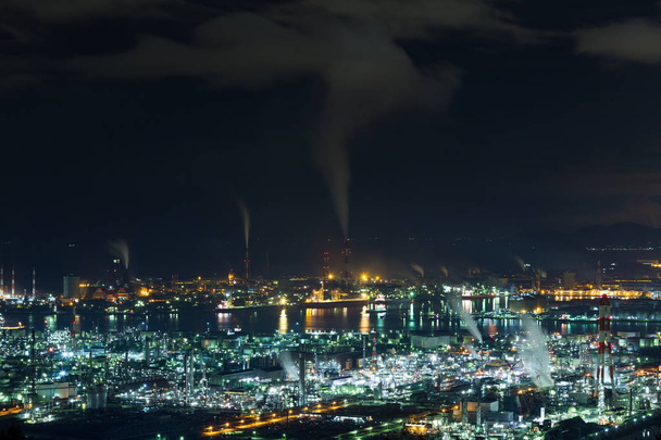 Mizushima zona industrial costeira no Japão à noite
 - Foto, Imagem