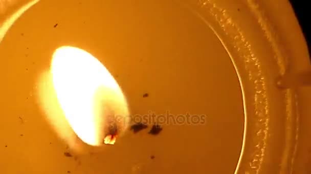ένα αναμμένο κερί με λιωμένο κερί που πυροβολείται από μια κορυφαία γωνία προοπτική - Πλάνα, βίντεο