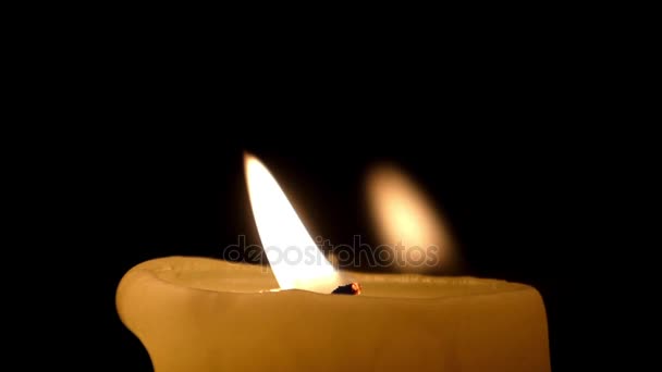 eine brennende Kerze vor einem Spiegel mit einem Spiegelbild in der Nacht. - Filmmaterial, Video