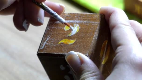 Pinturas de mano de mujer Número 2 en un cubo de madera con un pincel de punta plana
 - Imágenes, Vídeo