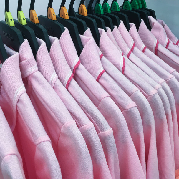 Chemises suspendues sur un rack dans le magasin
. - Photo, image