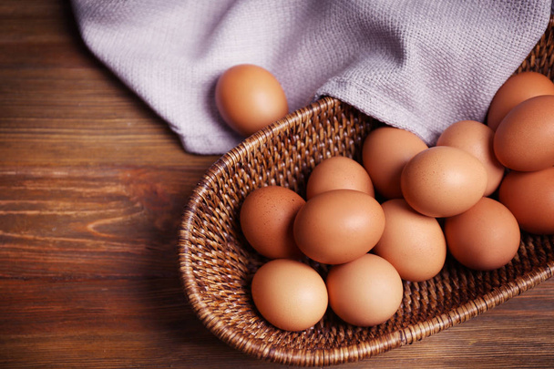 Raw eggs in basket - Φωτογραφία, εικόνα