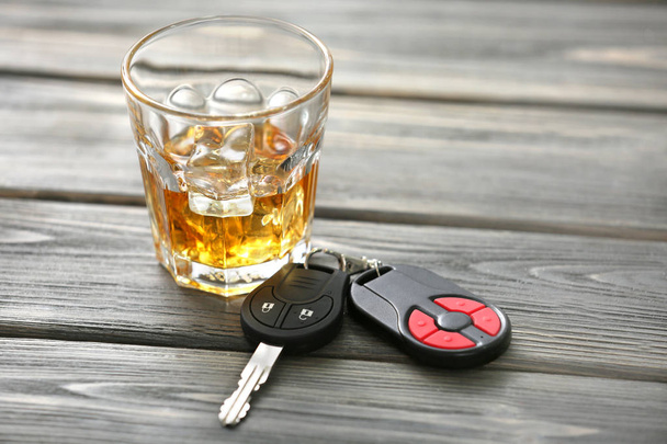 alcohol and car keys - Foto, Imagem