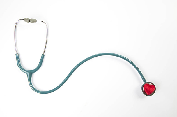 rood hart en stethoscoop - Foto, afbeelding