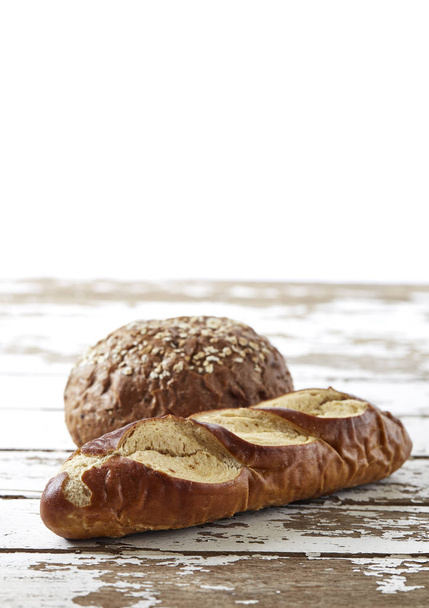 leipää ja kahvia valkoisella
 - Valokuva, kuva