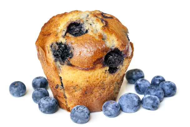 muffin czernicy na białym tle - Zdjęcie, obraz