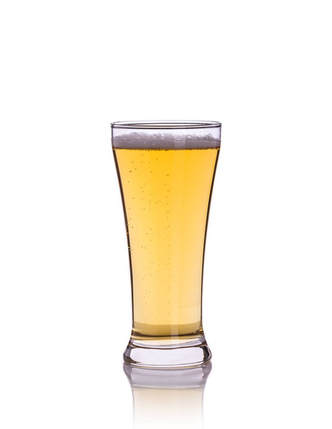 Cerveza en hierba clara. Estudio de tiro aislado en blanco
  - Foto, Imagen