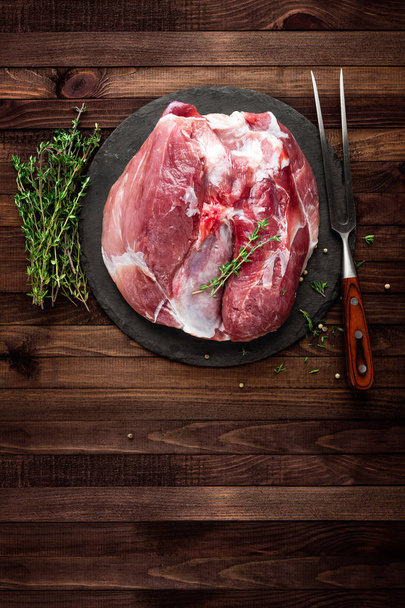 raw cut of meat - Foto, afbeelding