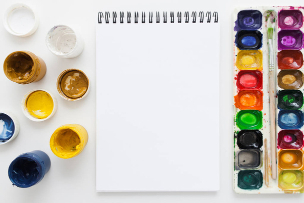 Blank sketchbook with gouache and watercolor dye - Zdjęcie, obraz