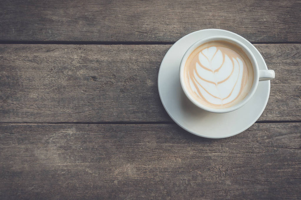Felülnézet forró latte kávé a fából készült asztal fehér csészében  - Fotó, kép