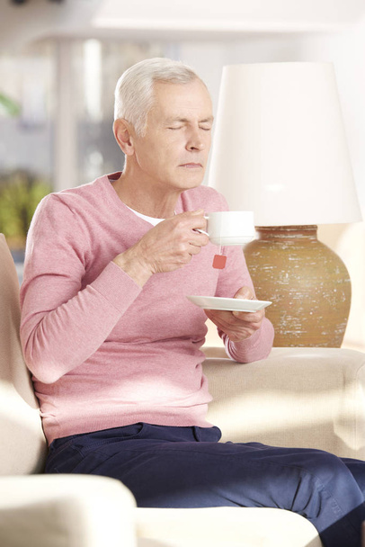 elderly man drinking tea - Foto, Imagen