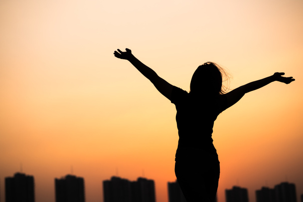 silhouet succes vrouw handen omhoog - Foto, afbeelding