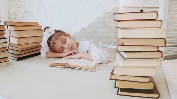 Okul üniformalı küçük kız uyuya kitap okurken. - Video, Çekim