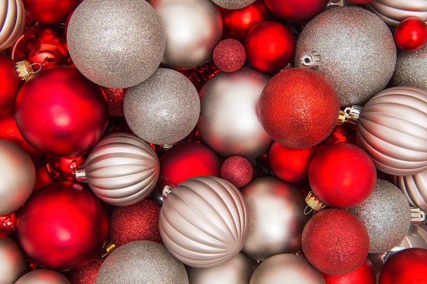 Moldura completa prata e vermelho bolas de ornamento de vidro de natal
 - Foto, Imagem
