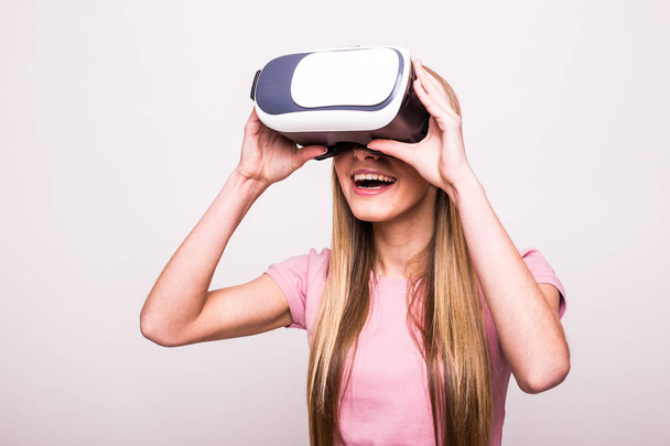 Mujer feliz con gafas de realidad virtual - Foto, Imagen