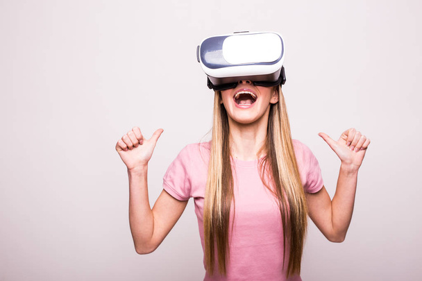 Joyeuse jeune fille utilisant un casque VR et souriant isolé
 - Photo, image