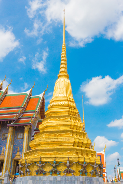 красивая золотая пагода в тайском храме
. - Фото, изображение