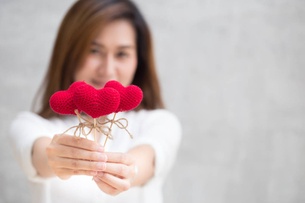 Donner cadeau d'amour, main de femme asiatique tenir donner beau coeur rouge
 - Photo, image