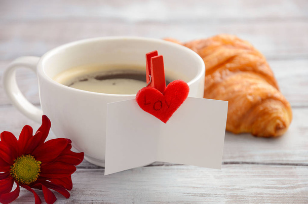 Tasse frischen Morgenkaffee mit Croissant. Valentinstag-Konzept. - Foto, Bild