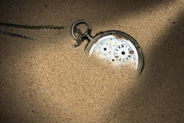 Zegarek kieszonkowy złamane w piasku - Zdjęcie, obraz
