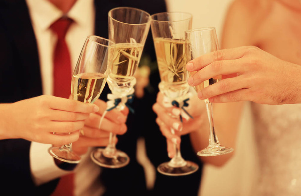 Şampanya bardağı eliyle - Fotoğraf, Görsel