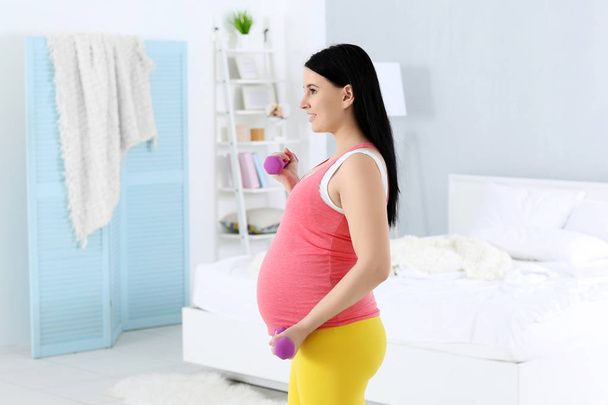 Mujer embarazada joven
  - Foto, imagen