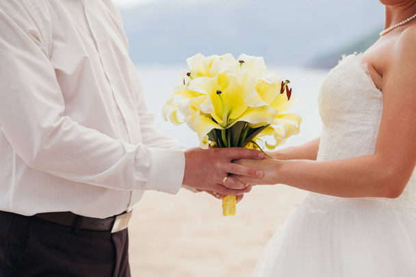 Noiva e noivo de mãos dadas - Foto, Imagem