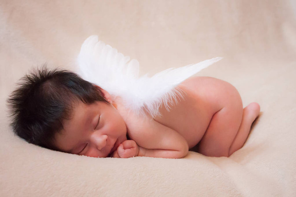 天使の羽を身に着けている赤ちゃん - 写真・画像