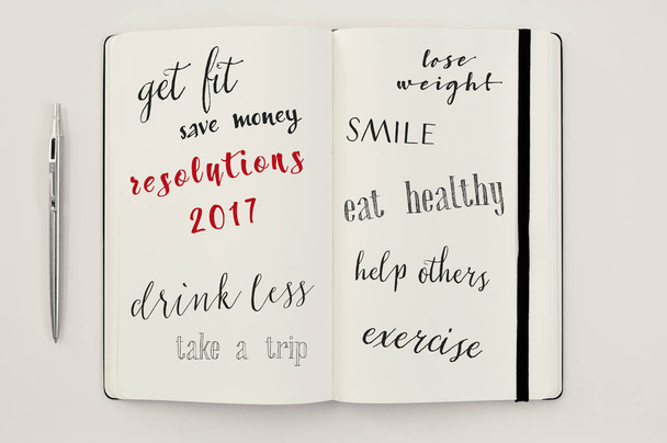 lista de resoluciones para 2017 en un cuaderno
 - Foto, imagen