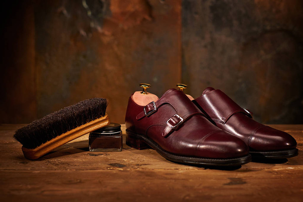 zapatos y accesorios de cuero para hombre para el cuidado de los zapatos
 - Foto, Imagen