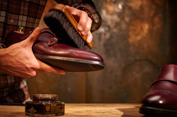 Człowiek, skórzane buty z szczotka do polerowania - Zdjęcie, obraz