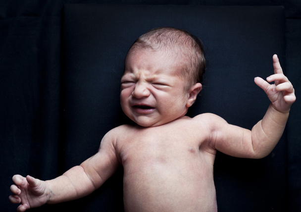 retrato de adorable bebé recién nacido llorando sobre fondo negro
 - Foto, Imagen