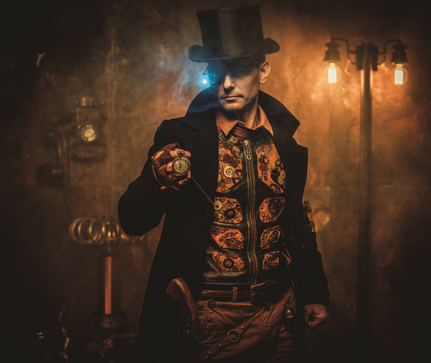 Steampunk άνθρωπος με ρολόι τσέπης σε steampunk εκλεκτής ποιότητας φόντο - Φωτογραφία, εικόνα