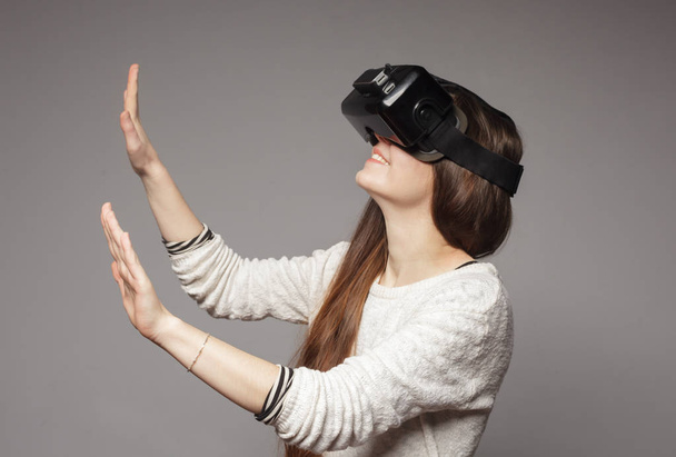  menina com óculos de realidade virtual
 - Foto, Imagem