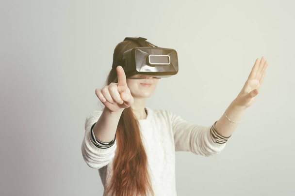 junges Mädchen mit Brille der virtuellen Realität - Foto, Bild