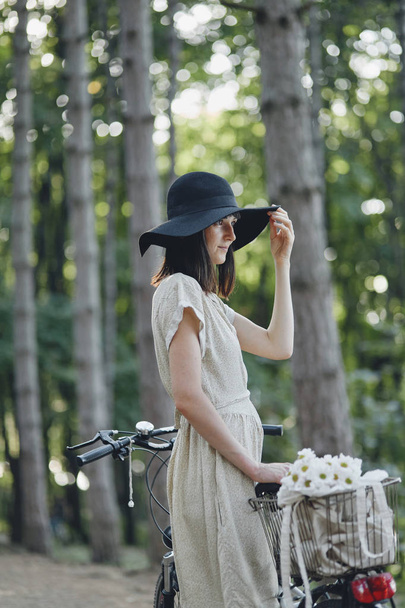 Молодая женщина на фоне природы с велосипедом
 - Фото, изображение