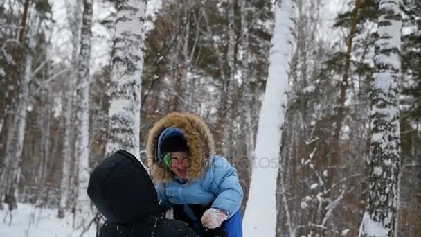 Facet bawi się dziecko w winter park. Zgłasza - Materiał filmowy, wideo