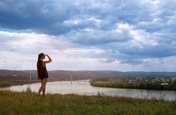 жінка дивиться над річкою на цитату
 - Фото, зображення