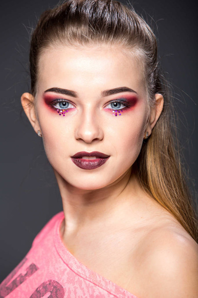 Beautiful woman with pink red makeup  - Foto, Imagen